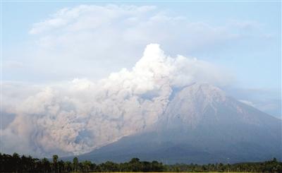 印尼火山喷发减弱 泥石流威胁大（图）