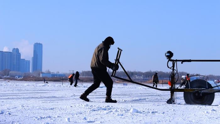 第24届哈尔滨冰雪大世界开始采冰