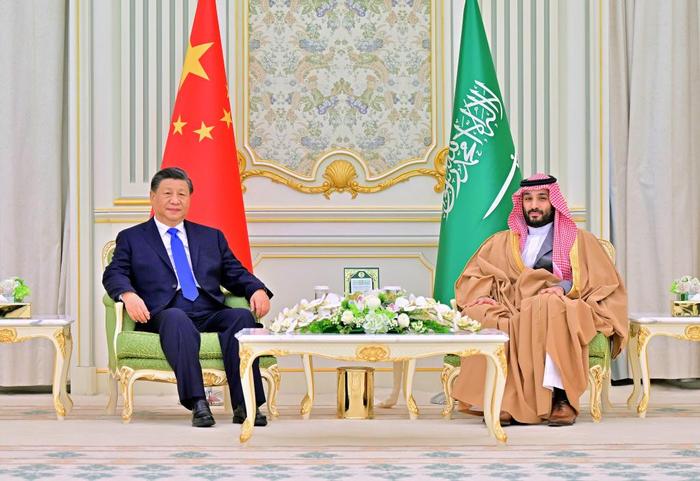 当地时间12月8日中午,国家主席习近平在利雅得王宫同沙特王储兼首相穆罕默德举行会谈。新华社记者岳月伟摄