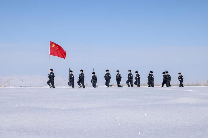 零下20摄氏度严寒中，新疆塔城警方开展冬季大练兵