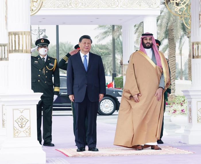 当地时间12月8日中午,沙特王储兼首相穆罕默德代表国王萨勒曼为正在沙特进行国事访问的国家主席习近平在利雅得王宫举行欢迎仪式。新华社记者姚大伟摄