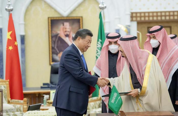 这是两国元首亲自签署《中华人民共和国和沙特阿拉伯王国全面战略伙伴关系协议》,同意每两年在两国轮流举行一次元首会晤。新华社发