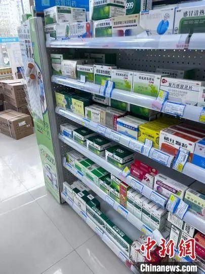 杭州某药店货架上的感冒药。汪轶文 摄