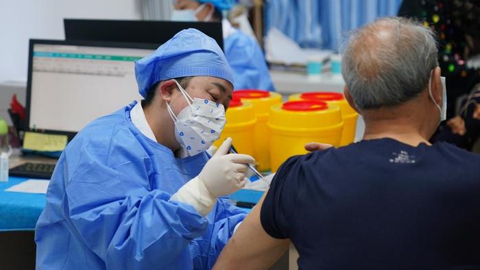 云南昆明,老年人在接种新冠疫苗。视觉中国 图
