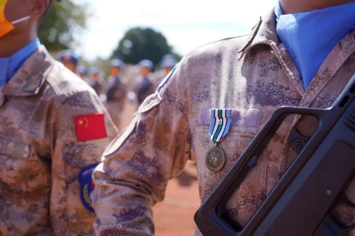 当地时间10月9日,中国第二批赴阿卜耶伊维和直升机分队86名官兵荣获联合国“和平荣誉勋章”,图源:央广军事