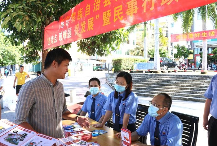 图片新闻|送法进村镇