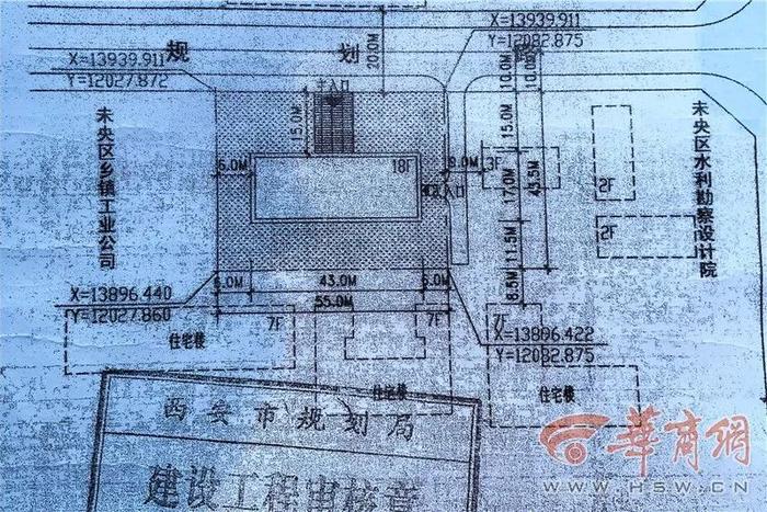 西安一单位拿着2014年的土地证，拆了隔壁小区2004年建的墙，咋回事？