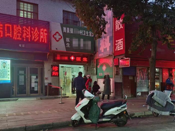 一家诊所外面,患者在排队。/受访者供图