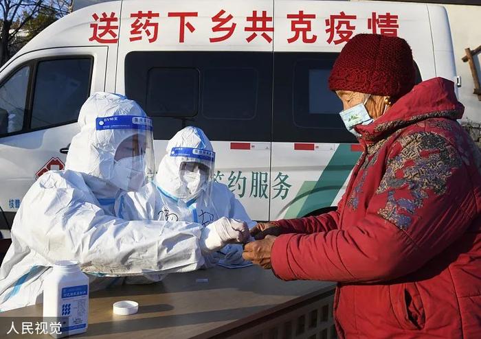国内多个乡镇开始为群众免费发放退烧药。/人民视觉