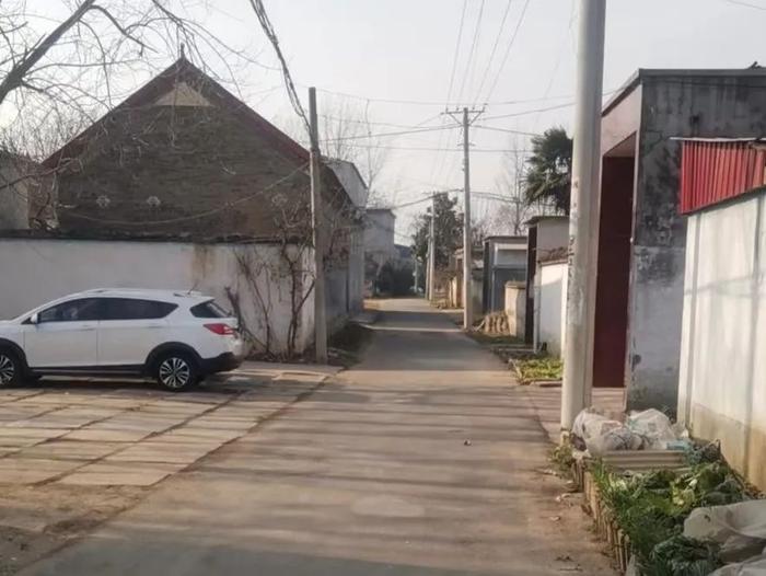 平日里,路边会有一些老人坐在凳子上晒太阳唠嗑。/受访者供图