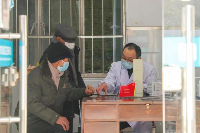 2022年12月28日,浙江宁波某村卫生室内,医生对两位老人进行问诊。照片由受访者供图