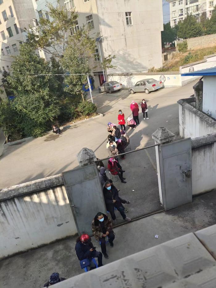 图3:曲靖市某城郊村民在卫生服务站排队打针。照片由受访者提供。