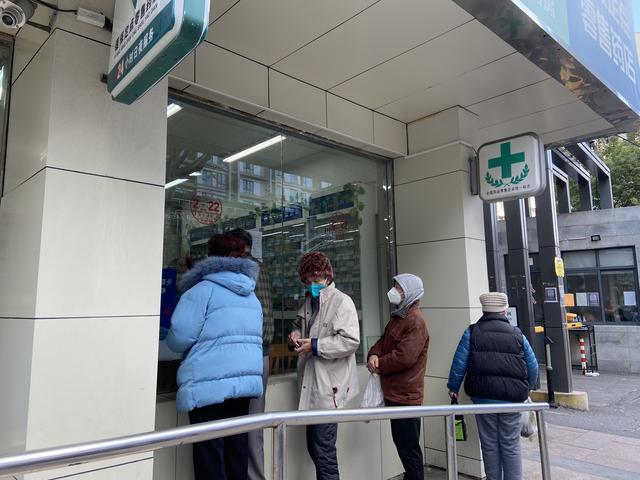 记者探访上海多家药店：抗原、退烧药都有了，蒙脱石散售罄