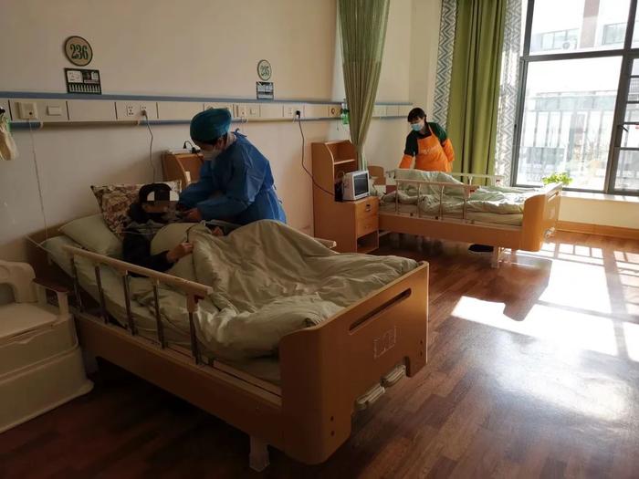 上海最新明确：出现这些症状可判断为重型！感染过半的养老院防住了重症蔓延，怎么做到的？