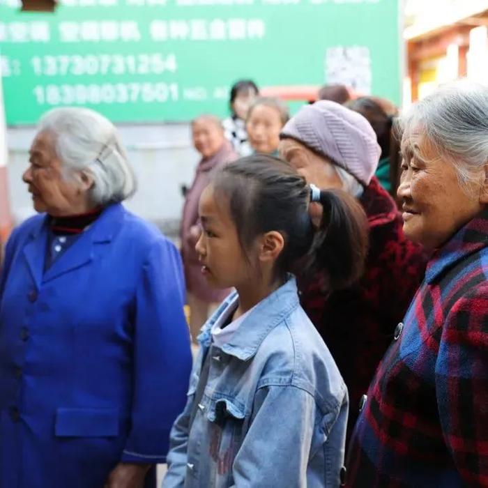 这间菜场里的照相馆，专为乡村孩子拍全家福