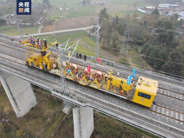 成兰铁路成川段全线接触线开架 工程进入攻坚阶段