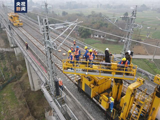 成兰铁路成川段全线接触线开架 工程进入攻坚阶段