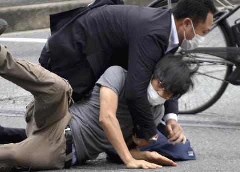 日本超万人签名要求为枪杀安倍嫌犯减刑 有人称他是“受害者”