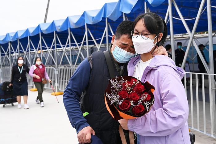 【图集】直击内地与香港恢复首阶段正常“通关”，已有超40万人预约