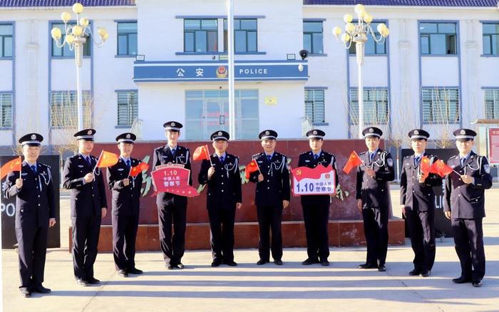 新疆：边境民警重温入警誓词，庆祝第三个警察节