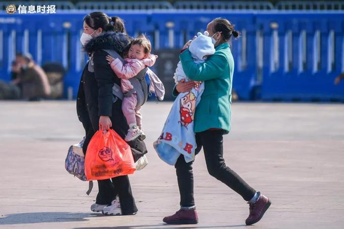 春运首日,广州火车站广场上,带着小朋友的旅客走向进站口。信息时报记者 胡瀛斌 摄