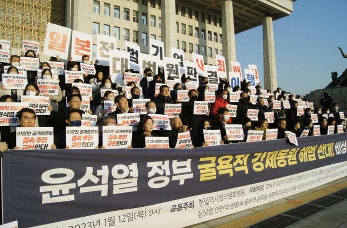 12日上午,有大量韩国民众聚集到韩国国会前,抗议韩国政府就强征劳工问题的方针。图自外媒