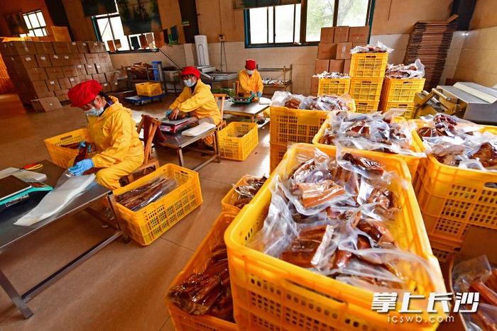 湖南腊味给全国添“年味” 记者探访腊味加工厂