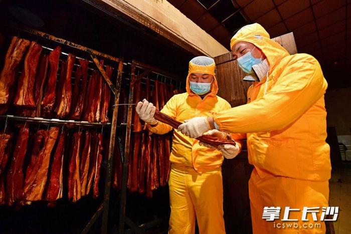 湖南腊味给全国添“年味” 记者探访腊味加工厂