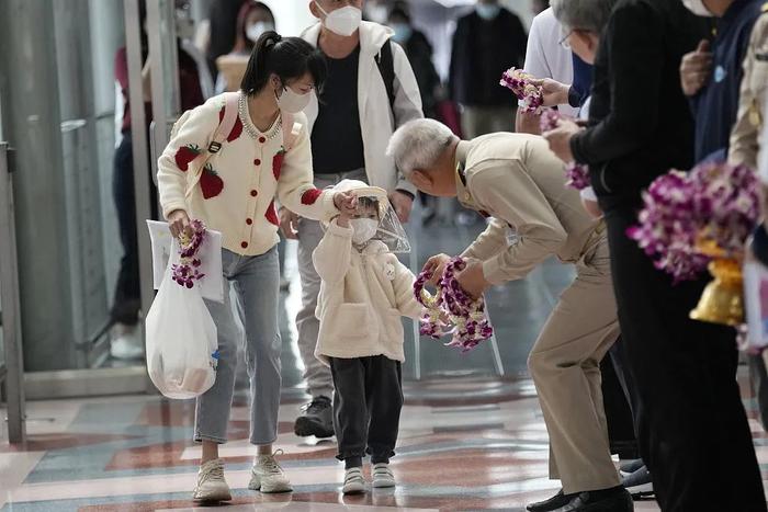 赴日中国乘客：袖子贴纸，未被要求戴牌