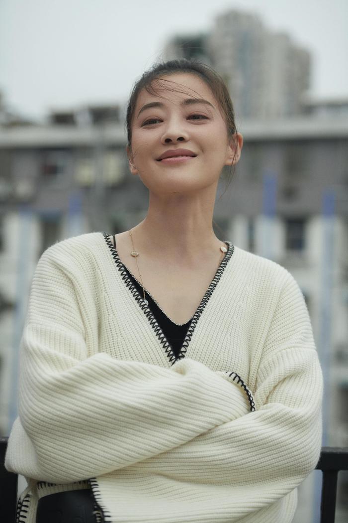 47岁的梅婷并没有中年女演员的窘迫,反而在突破与挑战中遇到了很多极具特色的角色。 受访者供图