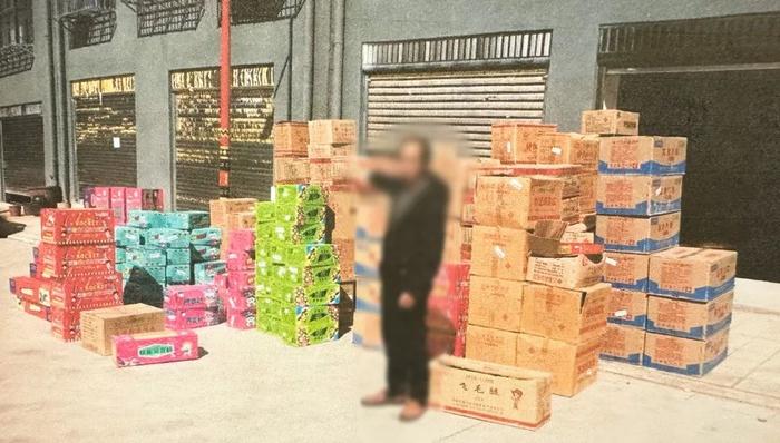 云南一男子将2109件烟花爆竹存放在小区商铺，被判刑！