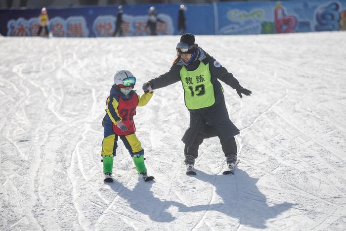 鸟巢欢乐冰雪季首推高台滑雪项目，15岁及以下青少年免门票