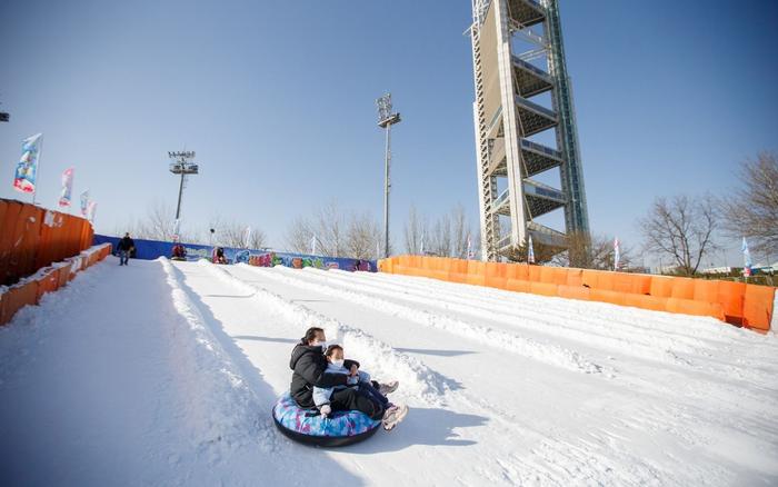 鸟巢欢乐冰雪季首推高台滑雪项目，15岁及以下青少年免门票