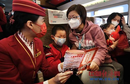 平安温馨回家路 高铁车厢年味足（组图）