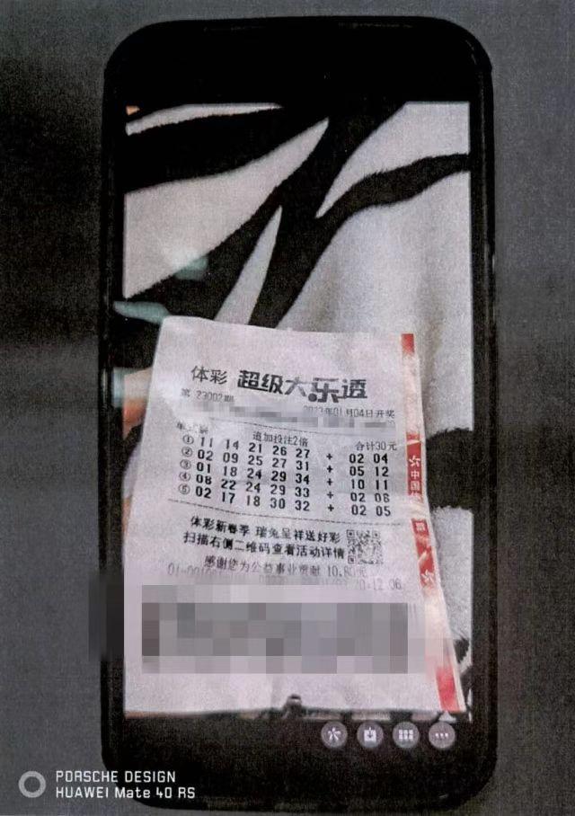男子在杭州“拉车门”盗走一张中百万元巨奖彩票 被抓获时彩票已完成兑换