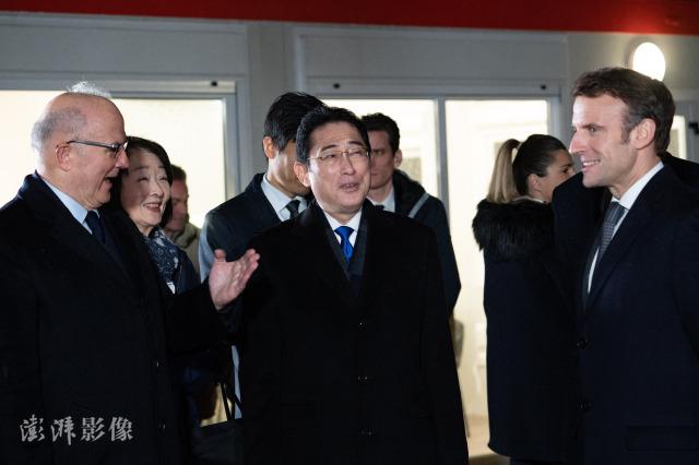 1月9日,法国总统马克龙邀请日本首相岸田文雄参观巴黎圣母院大教堂的建筑工地。图自澎湃影像