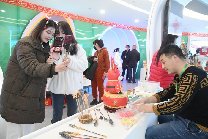 图话|阳泉首届村级集体经济“年货节”热闹启幕