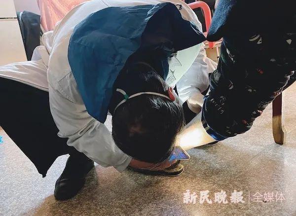 新年，记者跟随家庭医生出诊：“抽时间看一下”，“把问题都解决了才走”