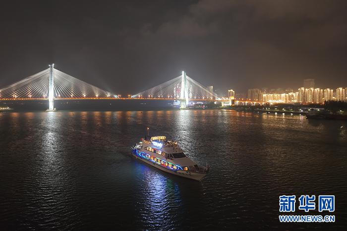 游船徜徉海口湾 扮“靓”椰城夜景