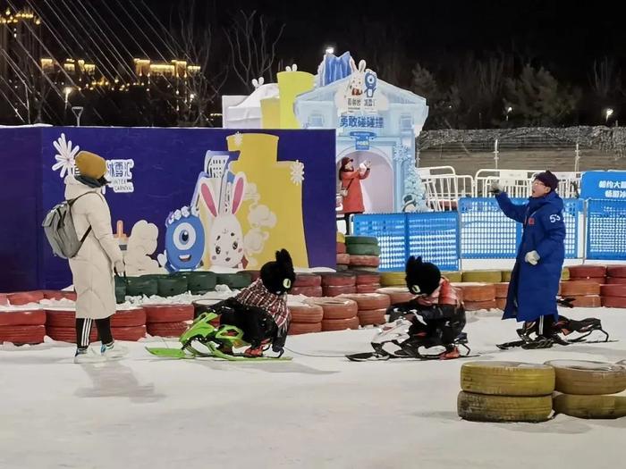 来首钢大跳台玩冰雪汇，赏灯光秀！春节最后3天营业时间延长到20:30