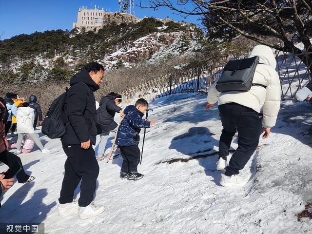 为确保游览安全顺畅，黄山景区在光明顶处实施截流分流