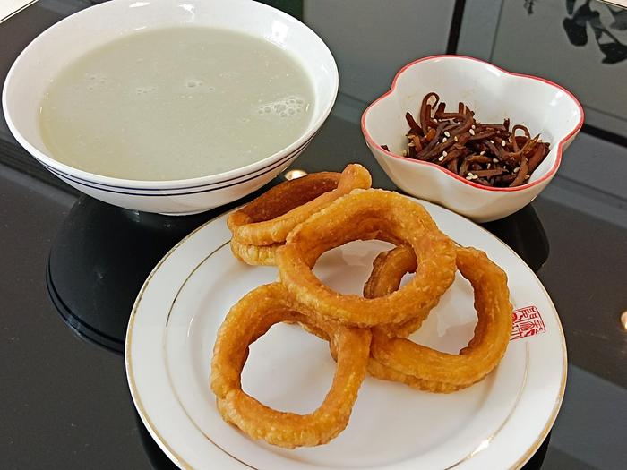 焦圈配豆汁。 糖小院供图