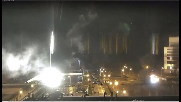 ▲资料图片:当地时间2022年3月4日,扎波罗热核电厂区域内发生了火灾。图为核电站处的亮光。(视觉中国)