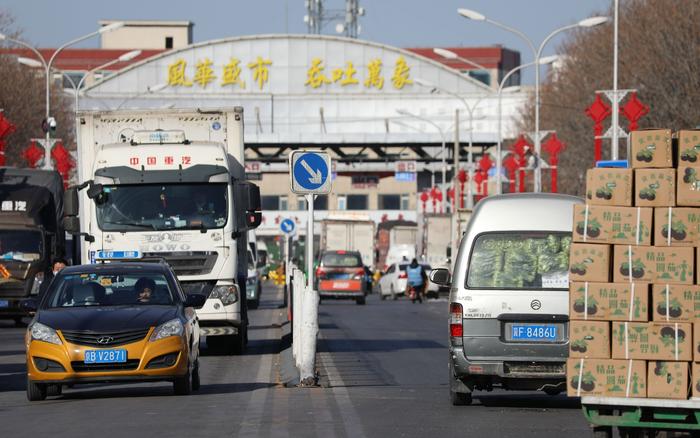 北京新发地市场蔬菜交易逐步回温，今日上市量突破1万吨