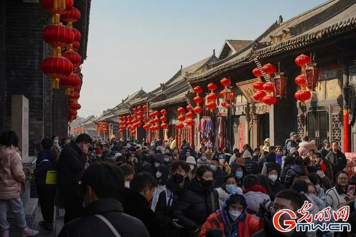 平遥古城：特色市集迎新春 张灯结彩年味浓