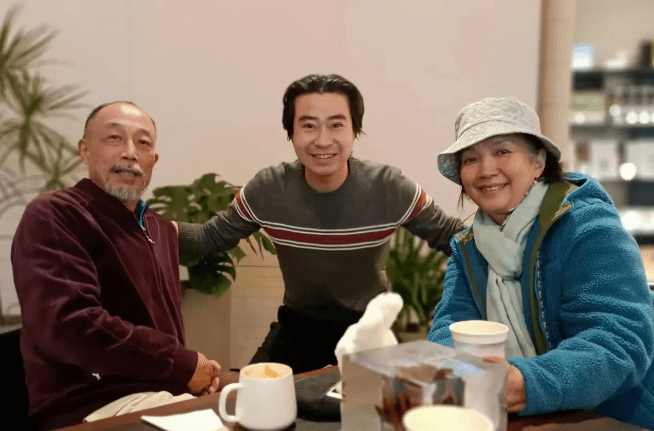老艺人现状:王祖贤参加华人聚会哽咽,巩汉林豪宅饮酒作乐-王祖贤和巩俐