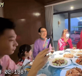老艺人现状:王祖贤参加华人聚会哽咽,巩汉林豪宅饮酒作乐-王祖贤和巩俐