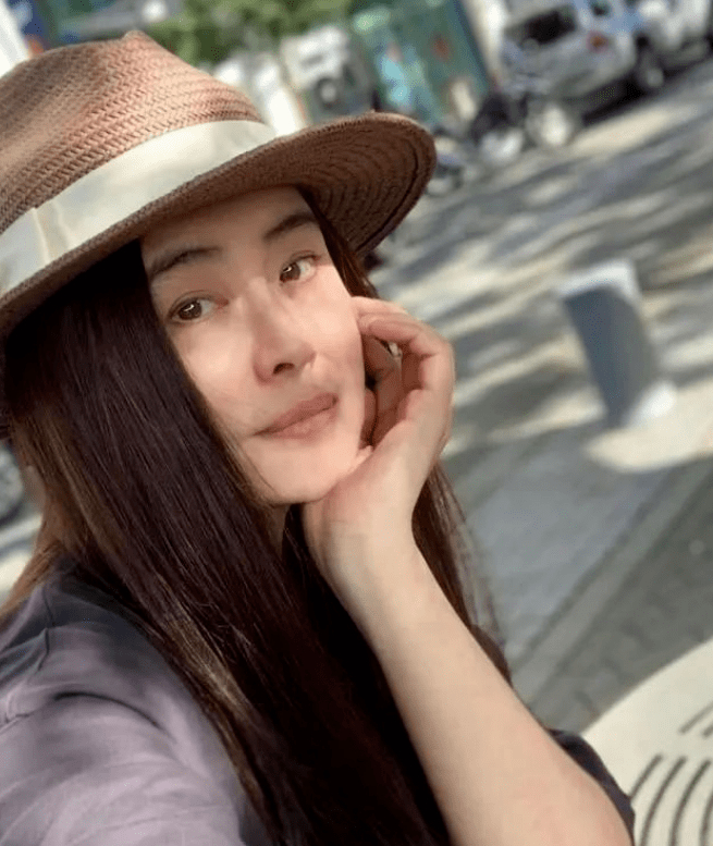 老艺人现状:王祖贤参加华人聚会哽咽,巩汉林豪宅饮酒作乐-王祖贤和巩俐