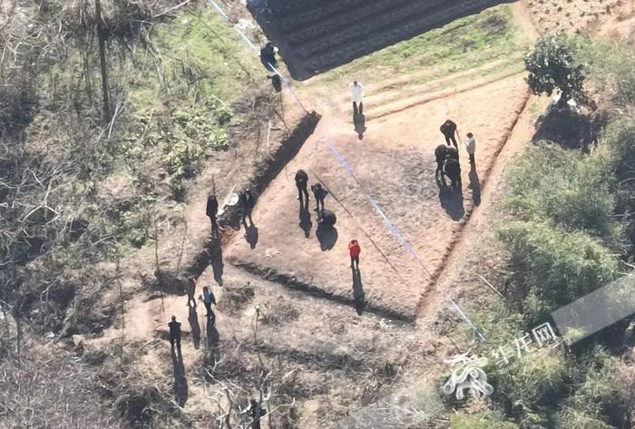 距离致远中学不远处一粮库被围起警戒线,有疑似法医和警察在勘查现场。华龙网-新重庆客户端记者 张质 摄