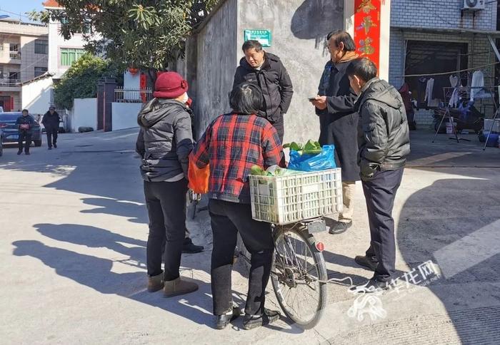 胡鑫宇案引起社会关注,当地居民在谈论此事。华龙网-新重庆客户端记者 张质 摄